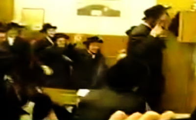 לחטוף מכות ליד החנוכיה: מה עומד מאחורי המנהג?