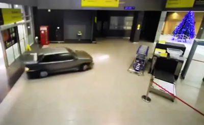 במשך דקות: נהג השתולל עם רכבו בשדה התעופה