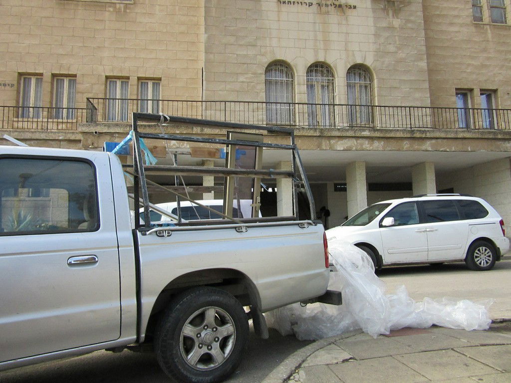 היסטוריה בפוניבז': הדלתות והחלונות המערביים הוחלפו
