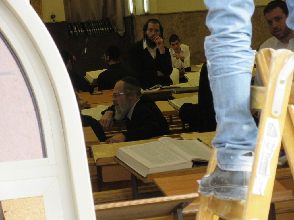 היסטוריה בפוניבז': הדלתות והחלונות המערביים הוחלפו