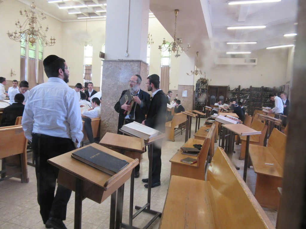 היסטוריה בפוניבז': הדלתות והחלונות המערביים הוחלפו