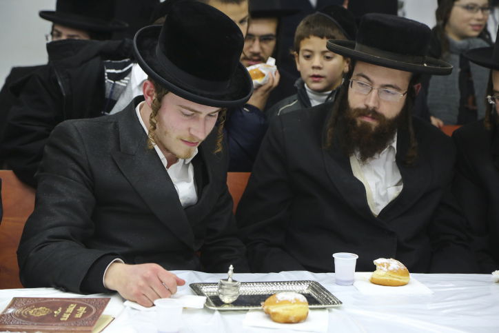 תיעוד: הרבי משאץ דרהביטש בהדלקת נר חנוכה