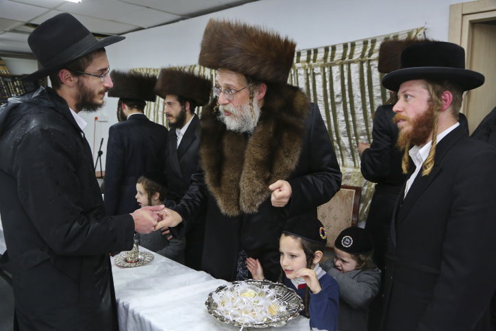 תיעוד: הרבי משאץ דרהביטש בהדלקת נר חנוכה