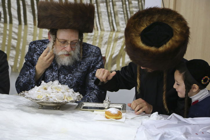 תיעוד: הרבי משאץ דרהביטש בהדלקת נר חנוכה