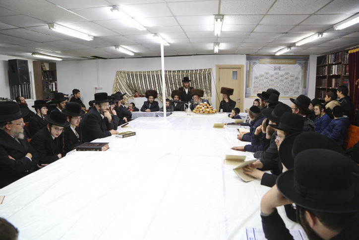 תיעוד: הרבי משאץ דרהביטש בהדלקת נר חנוכה