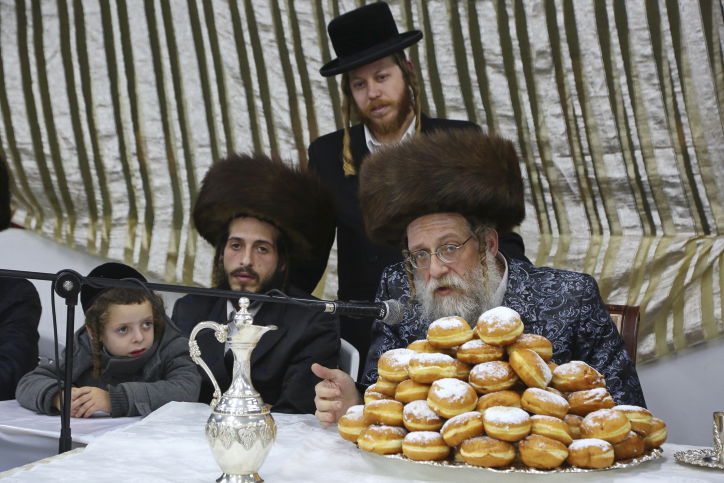 תיעוד: הרבי משאץ דרהביטש בהדלקת נר חנוכה