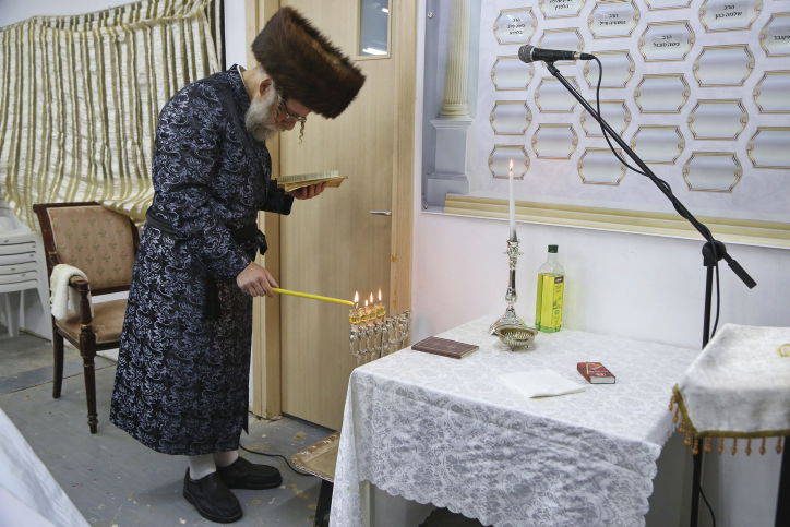 תיעוד: הרבי משאץ דרהביטש בהדלקת נר חנוכה