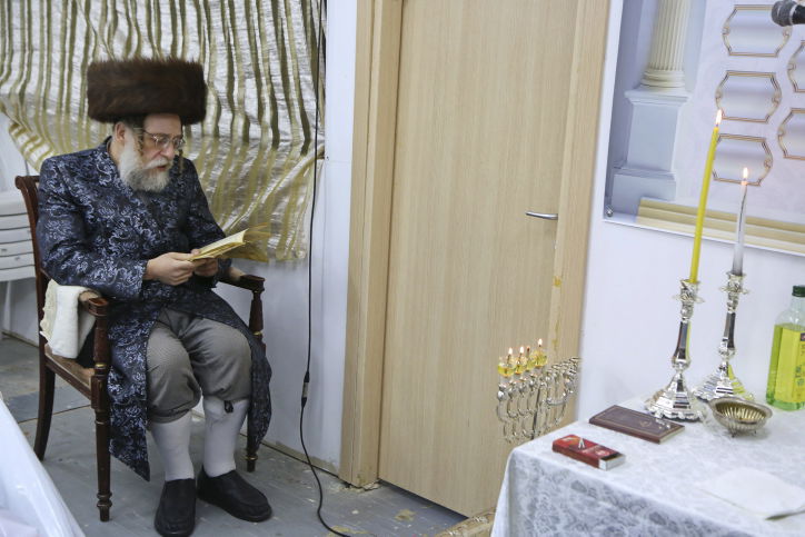 תיעוד: הרבי משאץ דרהביטש בהדלקת נר חנוכה