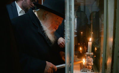 תיעוד מיוחד: נר חמישי עם מרן שר התורה הגר"ח קנייבסקי