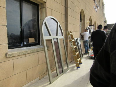 היסטוריה בפוניבז': הדלתות והחלונות המערביים הוחלפו