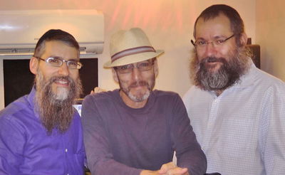 גייטס (במרכז) באולפן של אלי גרסטנר, בהקלטות האלבום באידיש של פריד