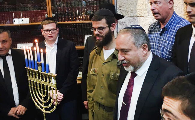 ליברמן בהדלקת נרות הערב עם חיילים חרדים