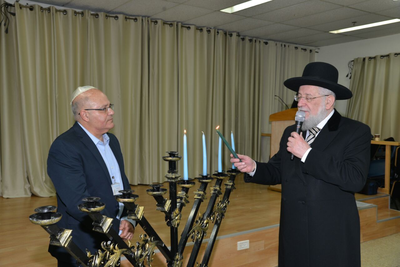 הדלקת נרות בבית חולים ברזילי במעמד הרב לאו