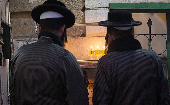 חרדים בהדלקת נרות חנוכה