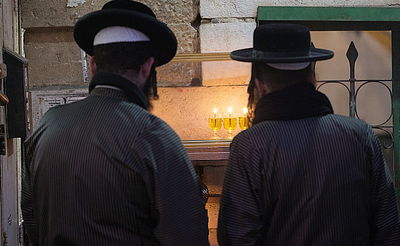 חרדים בהדלקת נרות חנוכה
