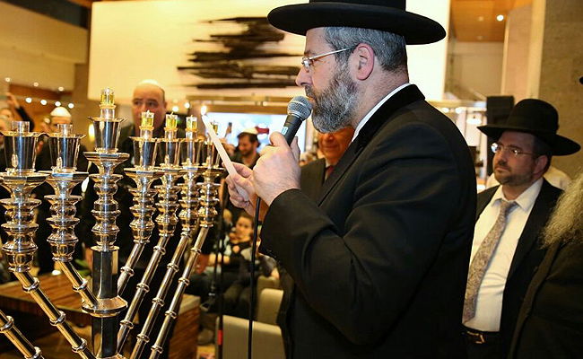 הגאון רבי דוד לאו: גם אמריקה הבינה את מעלת חנוכה