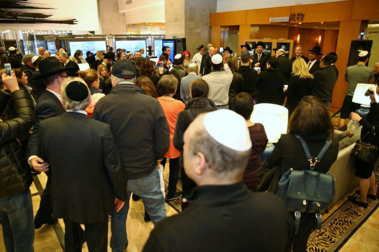 הגאון רבי דוד לאו: גם אמריקה הבינה את מעלת חנוכה