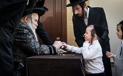 האדמו"ר מבאבוב חילק דמי חנוכה | תיעוד