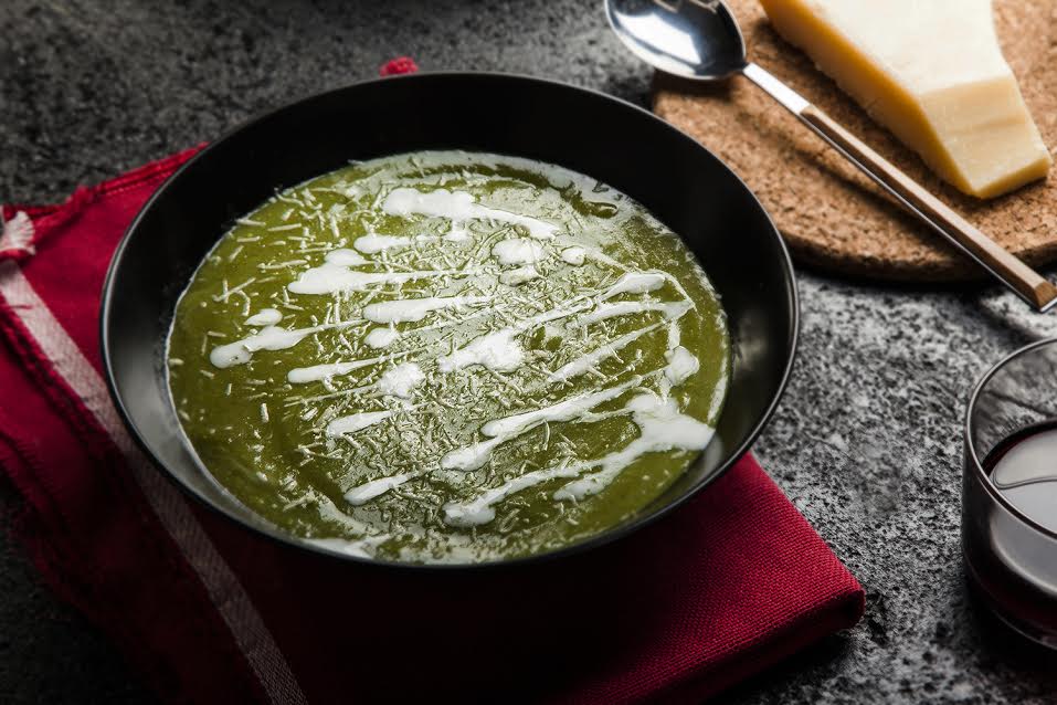 מרק ברוקולי וכרישה בצבע עז ומלא בריאות