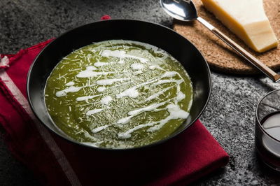 מרק ברוקולי וכרישה בצבע עז ומלא בריאות