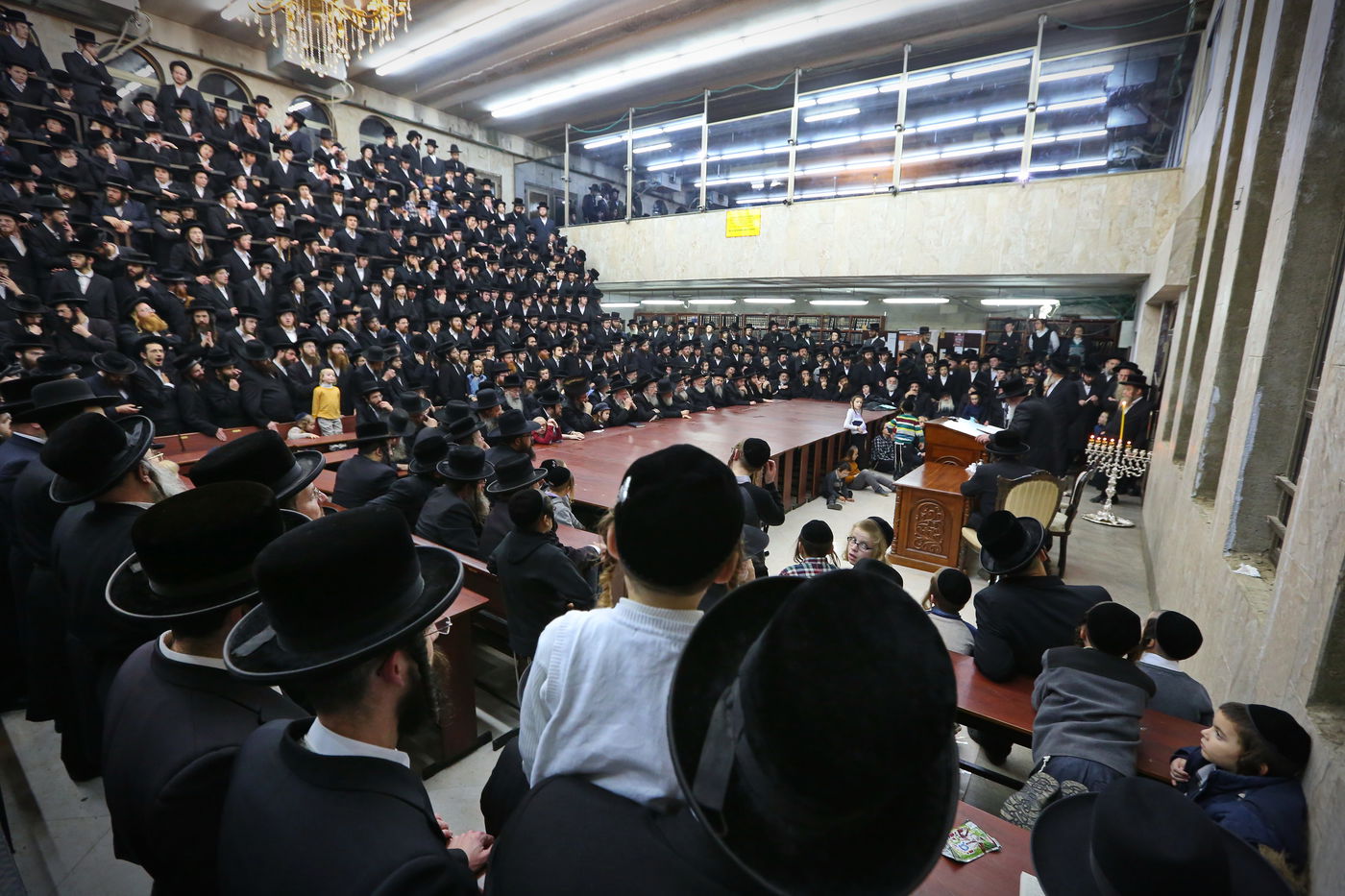 האדמו"ר מלעלוב בהדלקת נרות חנוכה. צפו