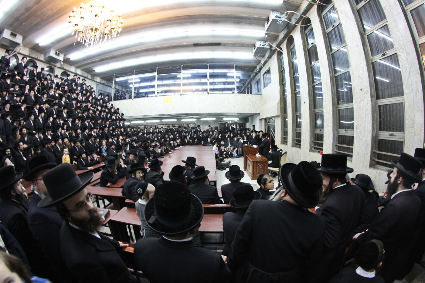 האדמו"ר מלעלוב בהדלקת נרות חנוכה. צפו