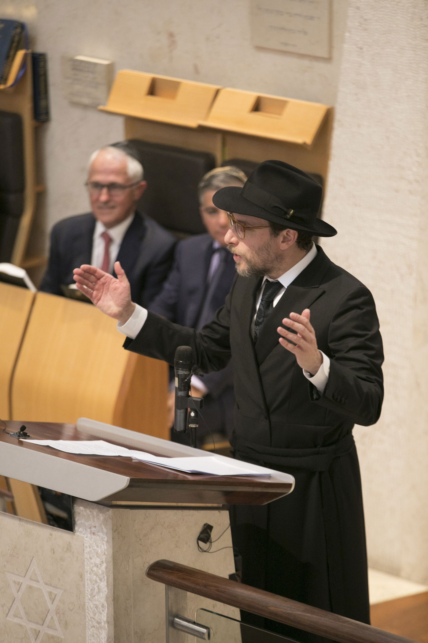הריקוד החסידי של ראש ממשלת אוסטרליה ורב בית הכנסת
