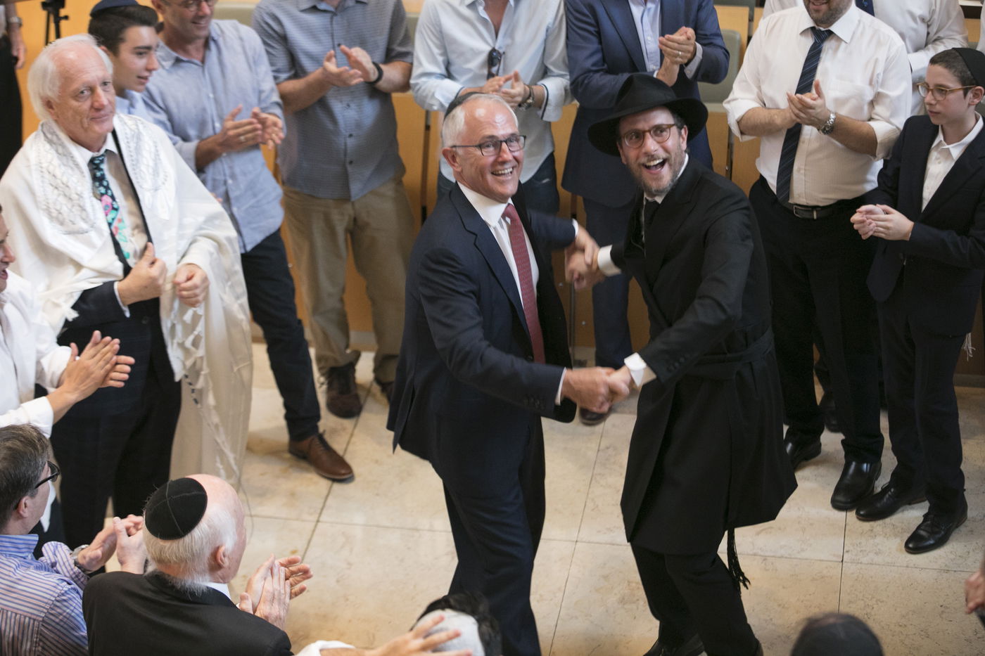 הריקוד החסידי של ראש ממשלת אוסטרליה ורב בית הכנסת