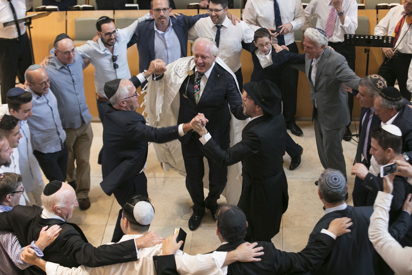 הריקוד החסידי של ראש ממשלת אוסטרליה ורב בית הכנסת