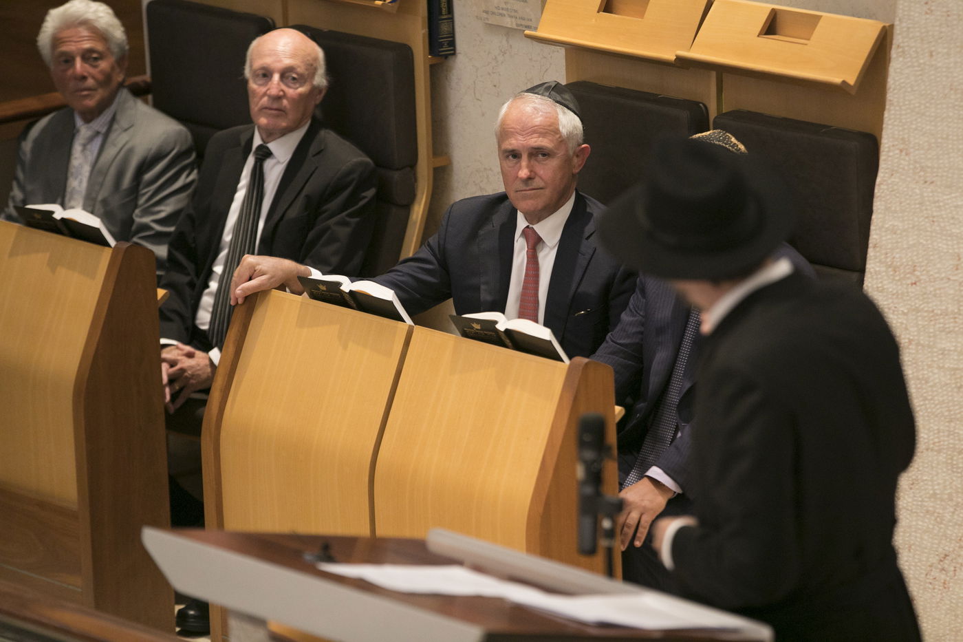 הריקוד החסידי של ראש ממשלת אוסטרליה ורב בית הכנסת