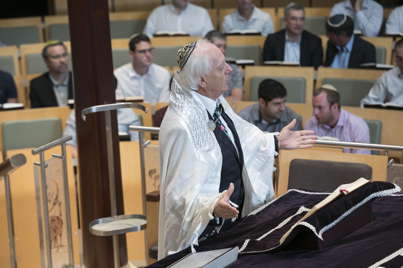 הריקוד החסידי של ראש ממשלת אוסטרליה ורב בית הכנסת