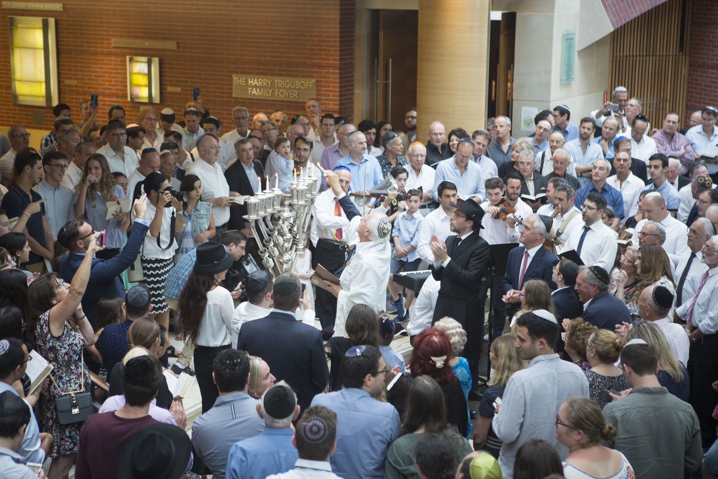 הריקוד החסידי של ראש ממשלת אוסטרליה ורב בית הכנסת