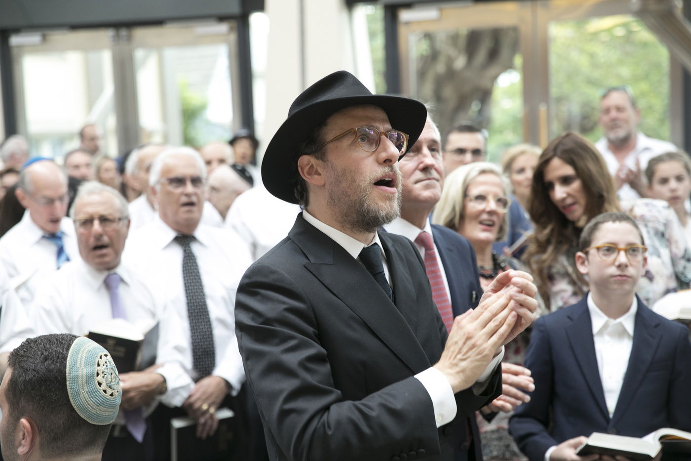 הריקוד החסידי של ראש ממשלת אוסטרליה ורב בית הכנסת