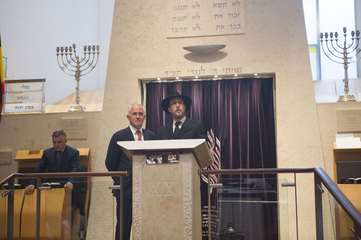 הריקוד החסידי של ראש ממשלת אוסטרליה ורב בית הכנסת