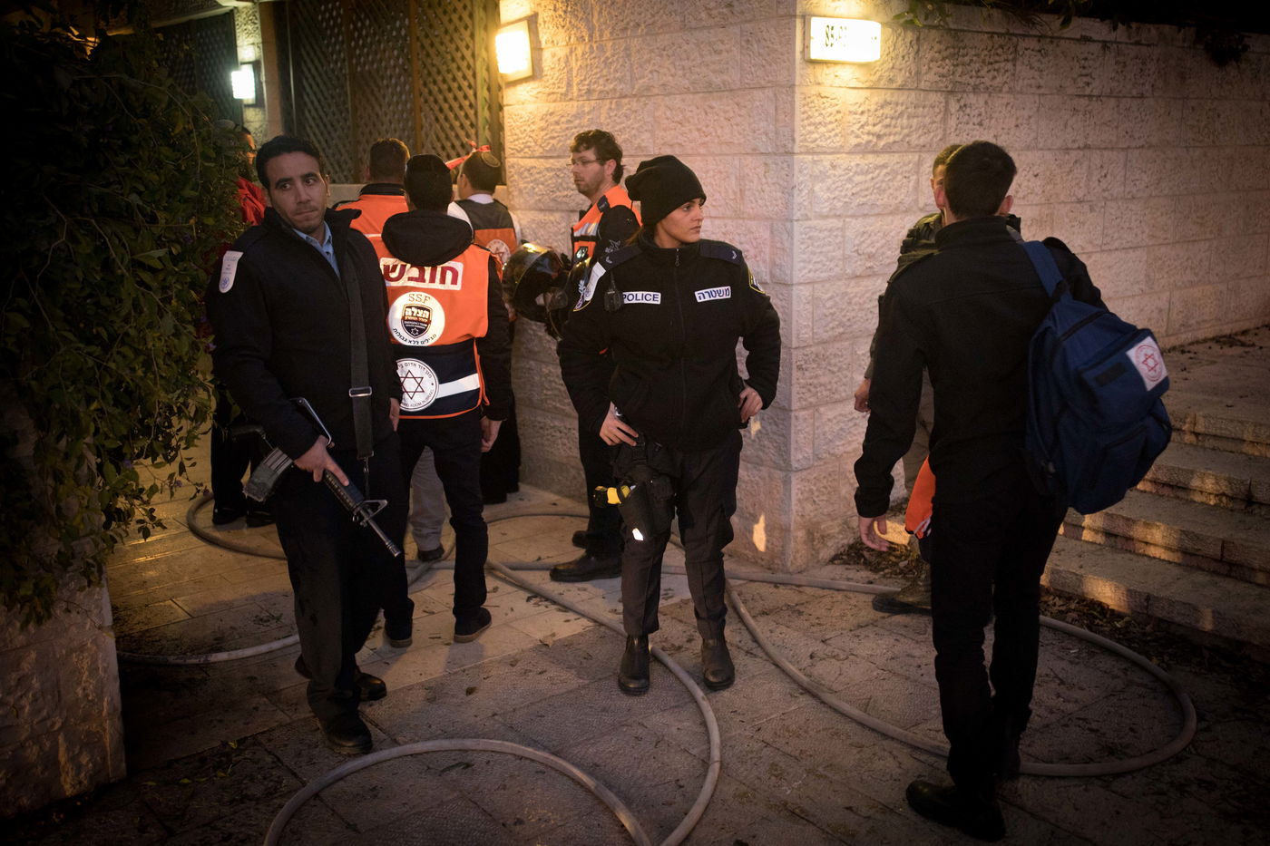 תיעוד מזעזע: כך הוצאו גופות המשפחה שנשרפה למוות