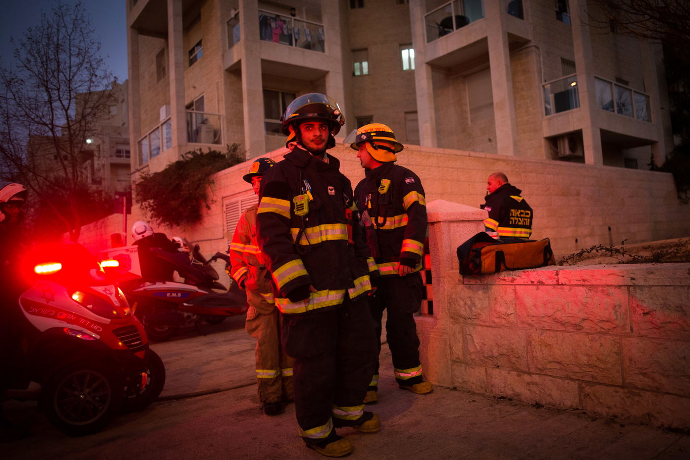 תיעוד מזעזע: כך הוצאו גופות המשפחה שנשרפה למוות