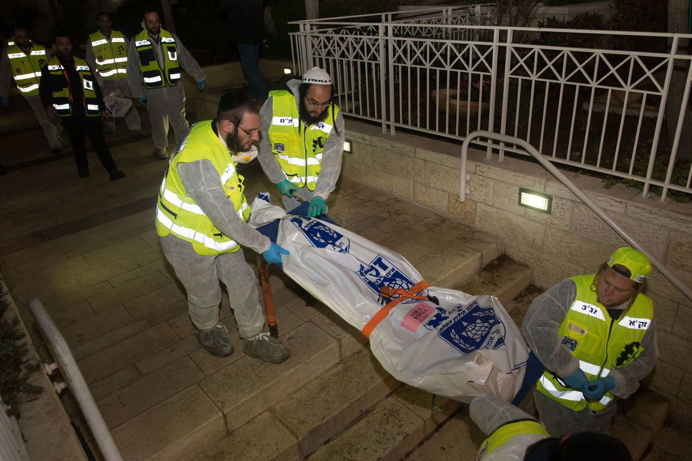 תיעוד מזעזע: כך הוצאו גופות המשפחה שנשרפה למוות