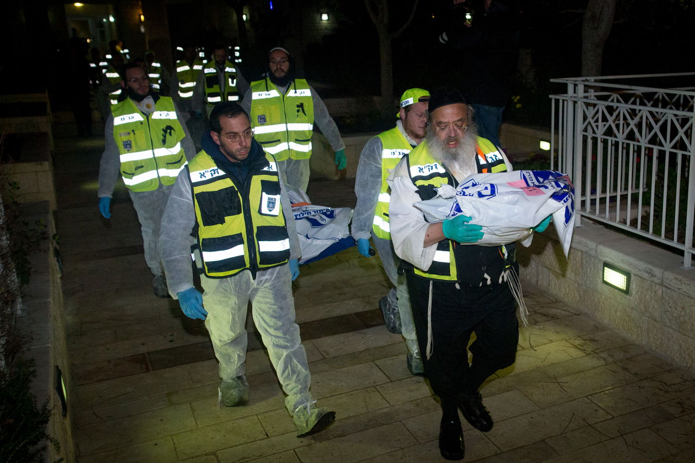 תיעוד מזעזע: כך הוצאו גופות המשפחה שנשרפה למוות