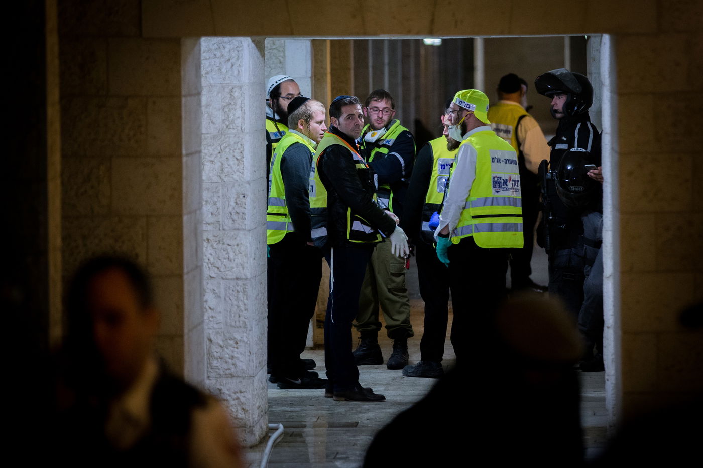 תיעוד מזעזע: כך הוצאו גופות המשפחה שנשרפה למוות