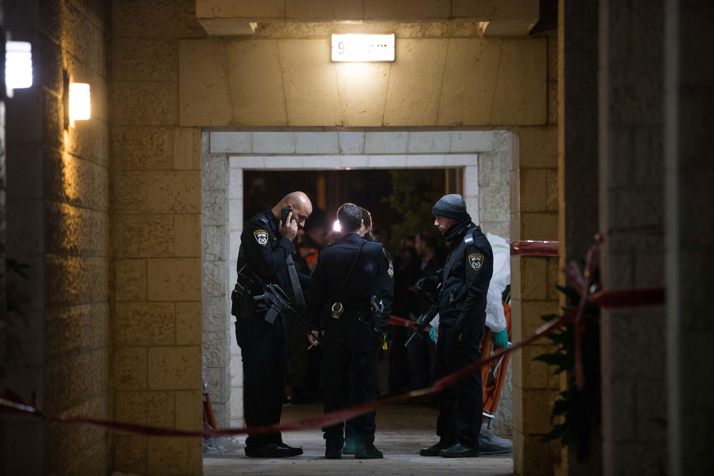 תיעוד מזעזע: כך הוצאו גופות המשפחה שנשרפה למוות