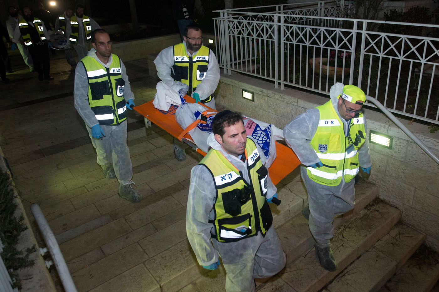 תיעוד מזעזע: כך הוצאו גופות המשפחה שנשרפה למוות