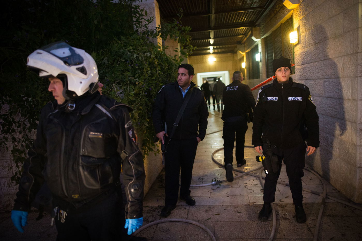 תיעוד מזעזע: כך הוצאו גופות המשפחה שנשרפה למוות