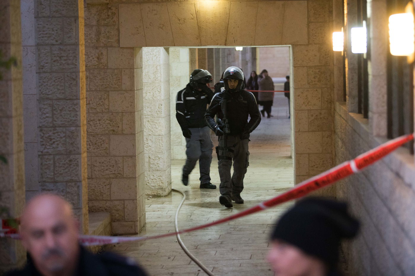 תיעוד מזעזע: כך הוצאו גופות המשפחה שנשרפה למוות