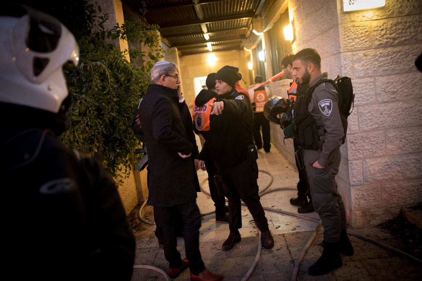 תיעוד מזעזע: כך הוצאו גופות המשפחה שנשרפה למוות