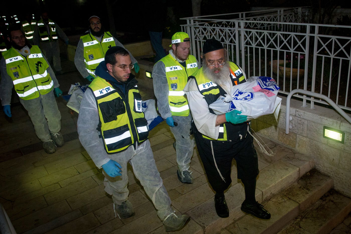 תיעוד מזעזע: כך הוצאו גופות המשפחה שנשרפה למוות