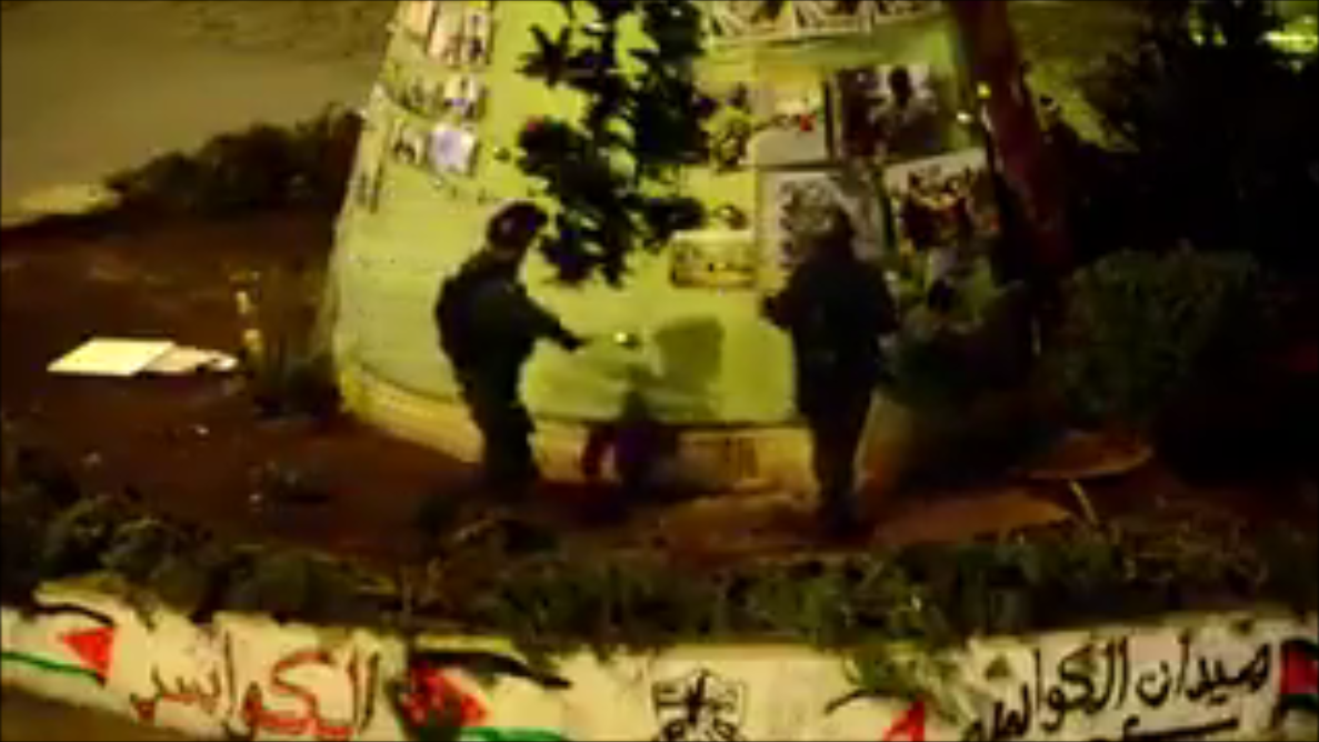 חיילי מג"ב מורידם את תמונות המחבלים מהעץ