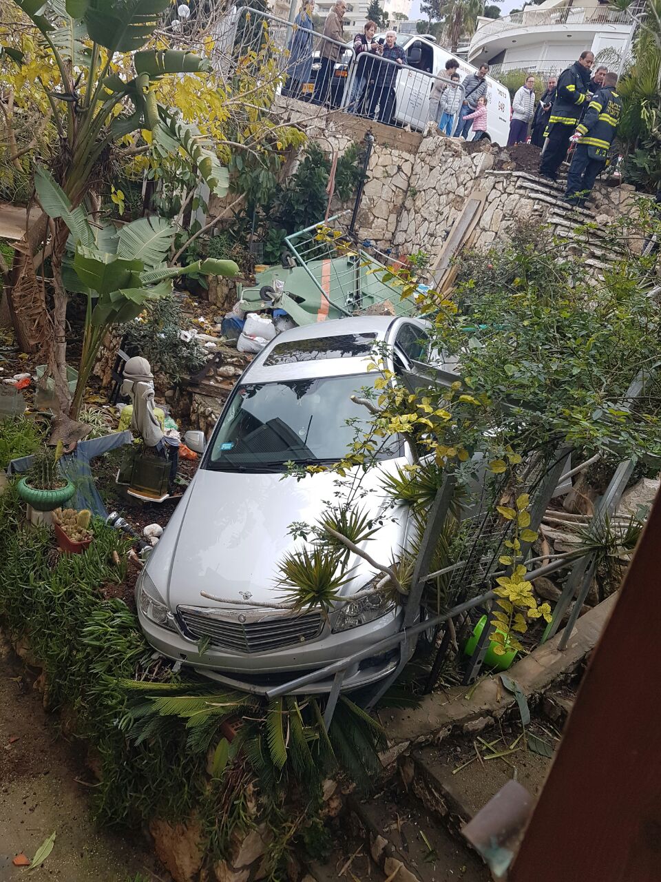 בן 80 איבד שליטה וצנח עם ה'מרצדס' לחצר בית