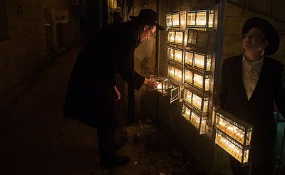 הנר השמיני של חנוכה במאה שערים | גלריה