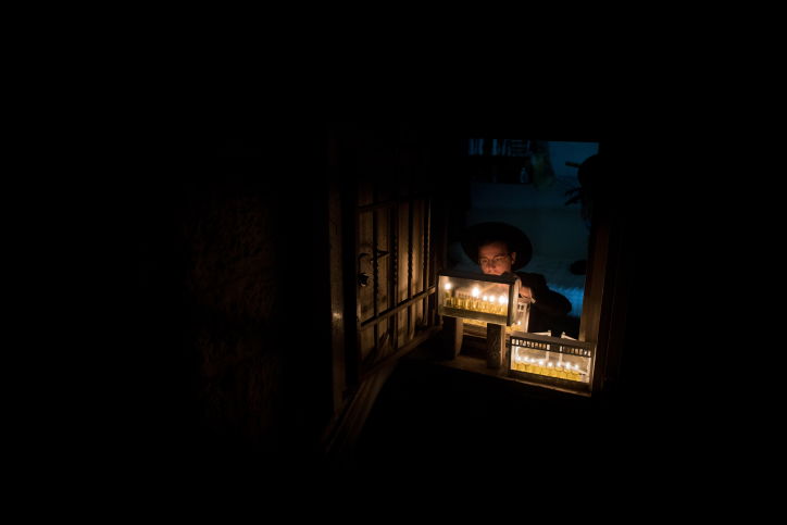 הנר השמיני של חנוכה במאה שערים | גלריה