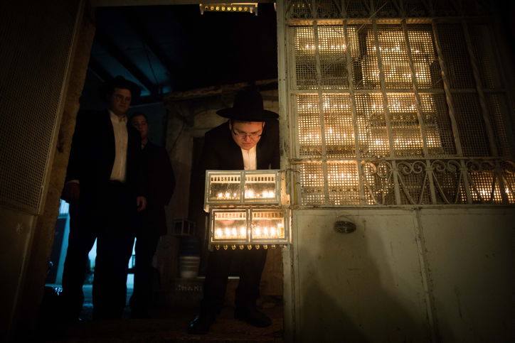 הנר השמיני של חנוכה במאה שערים | גלריה